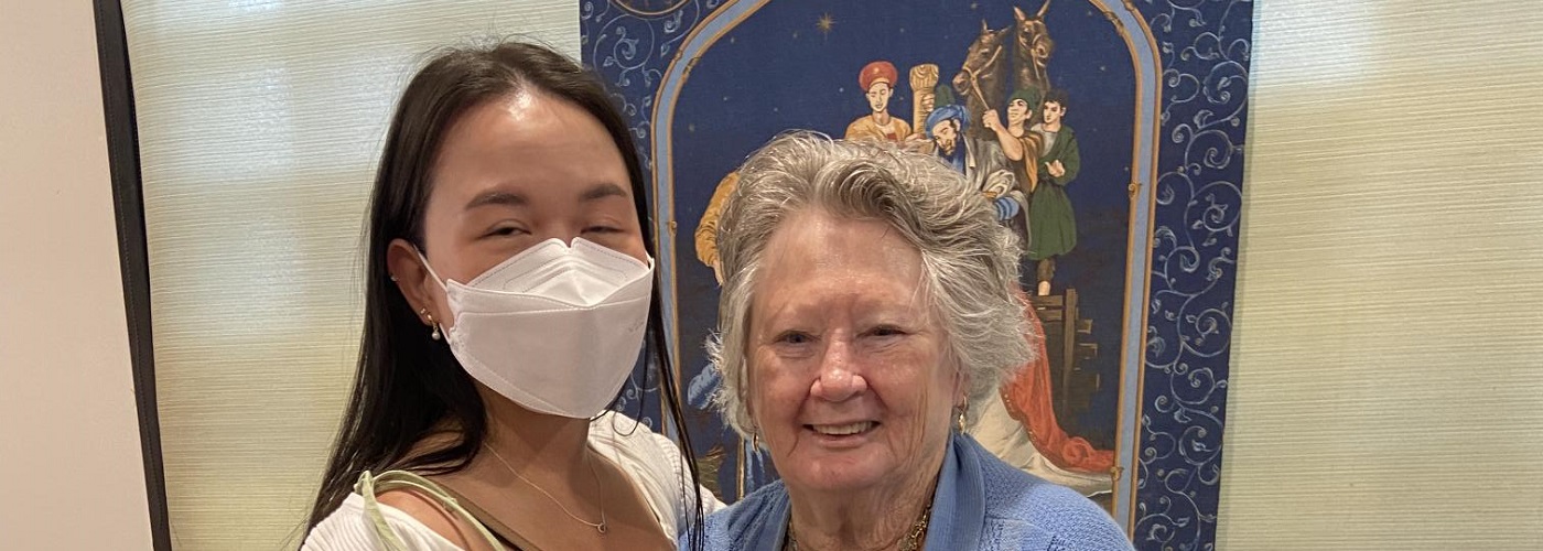 Vassinee and Rose meeting for the first time